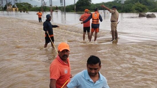 విజయవాడ నగరానికి పక్కగా ప్రవహించే కృష్ణానది కంటే నగరం మధ్యలో ప్రవహించే బుడమేరుతో దశాబ్దాలుగా దానికి ముప్పు పొంచి ఉంది.2005లో చివరి సారి బుడమేరు బెజవాడ సిటీని ముంచెత్తింది. 2005 సెప్టెంబర్‌లో వచ్చిన భారీ వర్షాలతో నగరం అతలాకుతలమైంది. విజయవాడ మూడొంతులు ముంపునకు గురైంది. వరదల కారణంగా విజయవాడలో కార్పొరేషన్‌ ఎన్నికలు సైతం వాయిదా పడ్డాయి. దీనికి ప్రధాన కారణం బుడమేరు ఉగ్రరూపంతో ప్రవహించడమే. రికార్డు స్థాయిలో ఎగువున ఖమ్మం జిల్లా నుంచి వరద ప్రవాహం పోటెత్తడంతో అదంతా విజయవాడను ముంచెత్తింది.