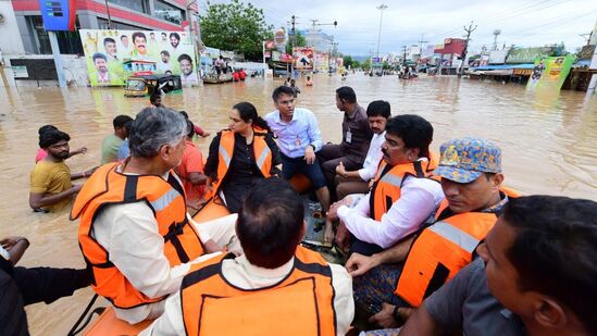 ఎన్టీఆర్ జిల్లా కలెక్టర్ కార్యాలయానికి వచ్చిన సీఎం చంద్రబాబు... బుడమేరు మునక ప్రాంతంలో సహాయక చర్యలపై సమీక్షించారు. బుడమేరు వరద బాధితుల కష్టాలు తీర్చే వరకు విశ్రమించేది లేదని సీఎం స్పష్టం చేశారు. పాలు, అహారం, నీళ్లు, కొవ్వొత్తులు, టార్చ్ లు వెంటనే అన్ని ప్రాంతాల నుంచి తెప్పించాలన్నారు. లక్ష మందికి సరిపోయే ఆహారం సరఫరా చేయాలని సీఎం ఆదేశించారు.&nbsp;