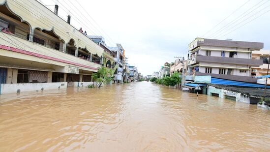 వృద్దులు, పిల్లలను వరద ప్రాంతాల నుంచి వెంటనే తరలించాలని సీఎం చంద్రబాబు ఆదేశించారు. విజయవాడలో ఉన్న అన్ని షాపుల నుంచి వాటర్ బాటిల్స్ తెప్పించాలన్నారు. &nbsp;బుడమేరులో ఊహించని స్థాయి వరదతో ప్రజలు తీవ్ర ఇబ్బందుల్లో ఉన్నారని, ప్రతి ఒక్క బాధితుడికి సాయం అందిద్దామన్నారు. &nbsp;