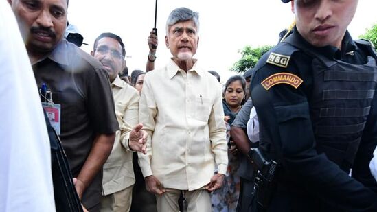 విజయవాడ సింగ్ నగర్ లో సీఎం చంద్రబాబు పర్యటించారు. వరద ప్రభావిత ప్రాంతాలు పరిశీలించారు. &nbsp;బుడమేరు ముంపు ప్రాంతాల గురించి అడిగి తెలుసుకున్నారు. &nbsp;బోటులో వెళ్లి వరద బాధిత ప్రాంతాలు సీఎం చంద్రబాబు పరిశీలించారు.&nbsp;