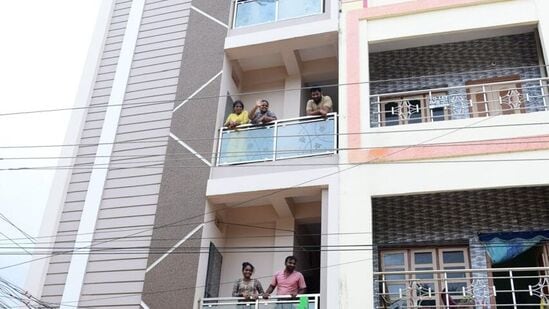 విజయవాడ సింగ్ నగర్ లోని బుడమేరు వరద ప్రభావిత ప్రాంతంలో ముఖ్యమంత్రి నారా చంద్రబాబు నాయుడు పర్యటించి, బాధితులకు అండగా ఉంటామని హామీ ఇచ్చారు.&nbsp;