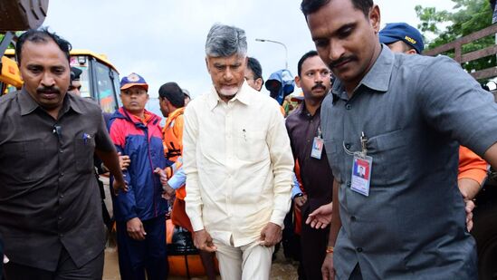 సింగ్ నగర్ లో బుడమేరు గండి పూడ్చే విషయాన్ని సీఎం చంద్రబాబు అధికారులతో మాట్లాడారు. వరద బాధితులందరినీ సురక్షిత ప్రాంతాలకు తరలించాలని సీఎం ఆదేశించారు. ప్రాణ నష్టం జరగకుండా చర్యలు తీసుకోవాలన్నారు. &nbsp;