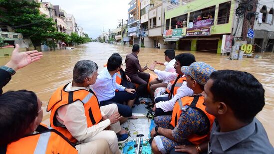 సాయంలో ప్రతి రెండు గంటలకు మార్పు కనిపించాలని సీఎం చంద్రబాబు అన్నారు. అక్షయ పాత్ర నుంచి, సరఫరా చేయగలిగిన ఏజెన్సీల నుంచి ఆహారం తెప్పించాలని, ఖర్చు గురించి ఆలోచన చెయ్యకండని అధికారులకు స్పష్టం చేశారు. &nbsp;