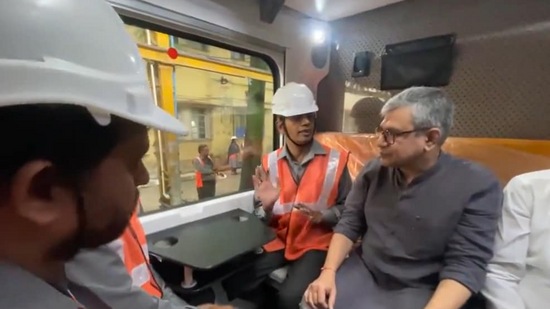 బీఈఎంఎల్ కేంద్రాన్ని సందర్శించిన వైష్ణవ్ వందే భారత్ స్లీపర్ కోచ్ ను పరిశీలించి రైల్వే సిబ్బందితో మాట్లాడారు.