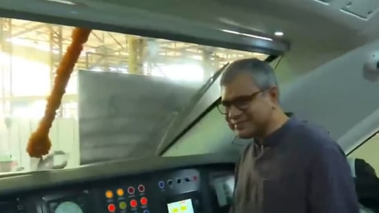 బీఈఎంఎల్ ఆవరణలో నూతన వందే భారత్ తయారీ యూనిట్ కు వైష్ణవ్ శంకుస్థాపన చేశారు.&nbsp;