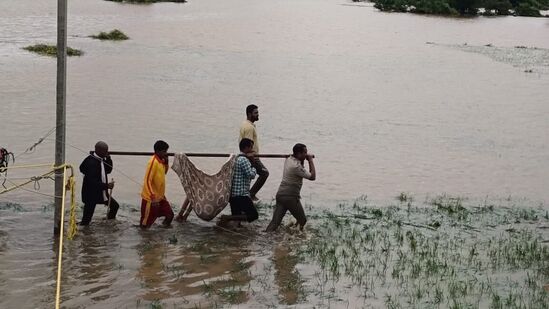 మహబూబాబాద్ జిల్లా మరిపెడ మండలం సీతారాం తండాలో.. వరద ధాటికి ఇళ్లలోకి నీరు చేరింది. దీంతో ఇబ్బందులు పడుతున్న దాదాపు 100 మంది తండా వాసులను ఎస్సై నగేష్, తన సిబ్బంది రాము, మహిపాల్‌లతో కలిసి జాగ్రత్తగా సురక్షిత ప్రాంతాలకు తరలించారు.