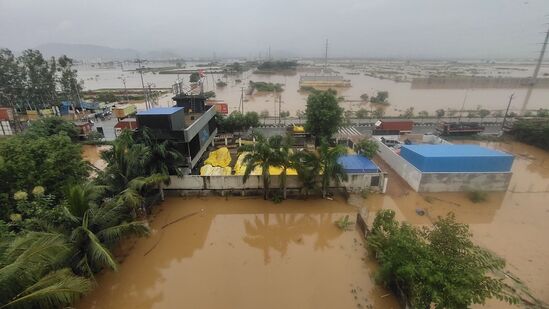 వరదపోటుతో యనమలకుదురు నీట మునిగింది. ఇళ్లలోకి వరద నీరు చేరింది. వేల సంఖ్యలో నిర్వాసితులు ఉన్నారు. బోట్లలో నిర్వాసితుల్ని సురక్షిత ప్రాంతాలకు తరలిస్తున్నారు.