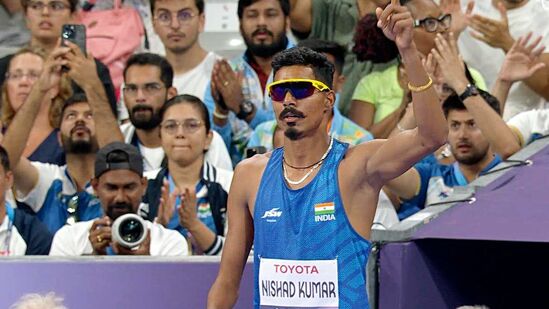 Paris Paralympics 2024: &nbsp;మెన్స్ హైజంప్ టీ47 ఈవెంట్లో ఇండియాకు చెందిన నిషాద్ కుమార్ సిల్వర్ మెడల్ గెలిచాడు.