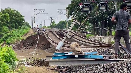 మహబూబాబాద్, సెప్టెంబరు 2: ఇంటకన్నె రైల్వేస్టేషన్ సమీపంలో రైల్వే ట్రాక్ కొట్టుకుపోవడంతో పునరుద్ధరణ పనులు కొనసాగుతున్నాయి.&nbsp;