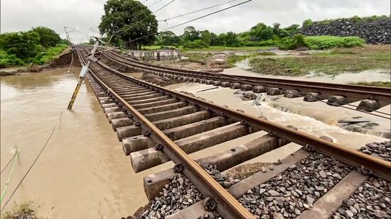 మహబూబాబాద్, సెప్టెంబరు 2: మహబూబాబాద్లో సోమవారం కురిసిన భారీ వర్షానికి కేసముద్రం- ఇంటకన్నెలను కలిపే ఇంటకన్నె రైల్వేస్టేషన్ సమీపంలో రైల్వే ట్రాక్ కొట్టుకుపోయింది.