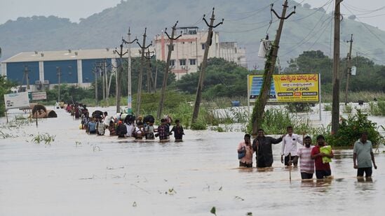 సురక్షిత ప్రాంతాలకు తరలుతున్న విజయవాడ వరద బాధిత ప్రాంతాల ప్రజలు