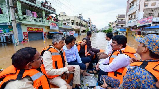 పడవలో విజయవాడ ముప్పు ప్రాంతాలను పరిశీలిస్తున్న ఏపీ సీఎం..