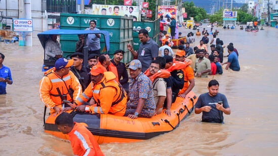 విజయవాడ: భారీ వర్షాల కారణంగా వరద ప్రభావిత ప్రాంతంలో సహాయక చర్యలను విజయవాడ నగర పోలీసు కమిషనర్ ఐపీఎస్ ఎస్వీ రాజశేఖర్ బాబు తదితరులు పరిశీలించారు.&nbsp;