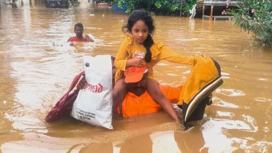 విజయవాడలో వరద ప్రభావిత ప్రాంతం నుంచి చిన్నారని తరలిస్తున్న ఎన్డీఆర్ఎఫ్ సిబ్బంది