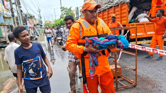 విజయవాడ: వరద ముంపు ప్రాంతం నుంచి పసికందును బయటకు తీసిన ఎన్డీఆర్ఎఫ్ సిబ్బంది