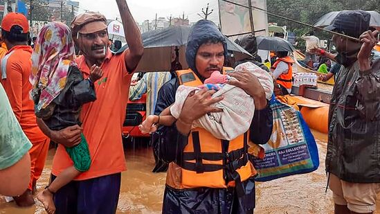 విజయవాడ అజిత్ సింగ్ నగర్ లో వరద బాధితులను కాపాడిన ఎస్డీఆర్ఎఫ్ సిబ్బంది