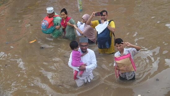 మోకాలి లోతు నీటిలో నడుస్తూ, ఎక్కువ నీరు ఉన్న ప్రాంతాల్లో బోటు ద్వారా బాధితుల వద్దకు చేరుకుని సీఎం చంద్రబాబు స్వయంగా వారి కష్టాలు తెలుసుకున్నారు.&nbsp;బాధితుల ఫిర్యాదుల పరిష్కారానికి ఎప్పటికప్పుడు అధికారులకు సీఎం చంద్రబాబు ఆదేశాలు జారీచేస్తున్నారు. ప్రభుత్వం అన్ని విధాలా ఆదుకుంటుందని ధైర్యంగా ఉండాలంటూ భరోసా కల్పించారు.