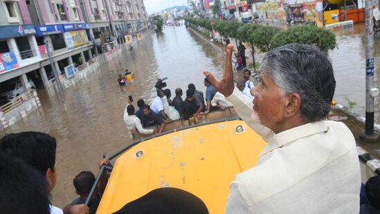 భవానీపురం సితార సెంటర్ వరద ప్రభావిత ప్రాంతంలో సీఎం చంద్రబాబు పర్యటించారు. జేసీబీపై ఎక్కి వరద ప్రాంతాల్లో తిరుగుతూ బాధితులకు భరోసా కల్పిస్తున్నారు. &nbsp;