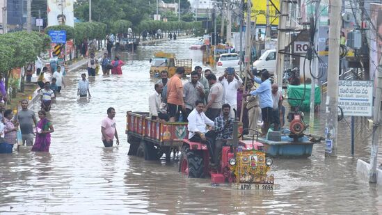 విజయవాడ వరద ప్రభావిత ప్రాంతాల్లో సీఎం చంద్రబాబు పర్యటిస్తున్నారు. అధికారులతో ఉన్నతస్థాయి సమీక్ష &nbsp;అనంతరం సింగ్‌ నగర్‌ ప్రాంతానికి వెళ్లారు. బోటులో వెళ్లి సహాయ కార్యక్రమాలను పరిశీలించారు. &nbsp;అనంతరం కలెక్టరేట్‌కు వచ్చి మరోసారి సమీక్ష నిర్వహించి సహాయ చర్యలపై అధికారులకు దిశానిర్దేశం చేశారు.&nbsp;