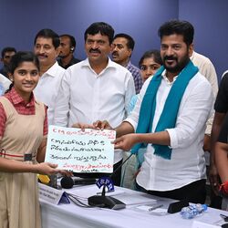 <p>మహబూబాబాద్ జిల్లా కేంద్రానికి చెందిన పదో తరగతి విద్యార్థిని ముత్యాల సాయి సింధు వరద సహాయక కార్యక్రమాల కోసం తన ఔదార్యాన్ని చాటుకున్నారు. వరదల్లో సర్వం కోల్పోయిన కుటుంబాలను ఆదుకోవడంలో ప్రభుత్వానికి అండగా నిలవడానికి తన కిట్టీ బ్యాంకులో పొదుపు చేసుకున్న రూ.3 వేలు ముఖ్యమంత్రి సహాయ నిధికి విరాళంగా అందించారు. సీఎం రేవంత్ రెడ్డి ఆ అమ్మాయిని అభినందించారు.&nbsp;</p>