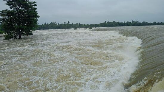 సాధార్మాట్ ఆయకట్టు పై నుండి ఉరకలేస్తున్న  గోదావరి 