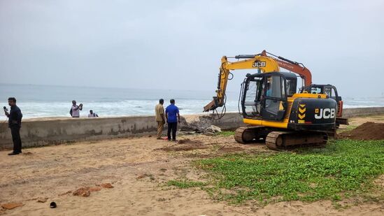 భీమిలీ సముద్ర తీరంలో అక్రమ కట్టడాలను తొలగిస్తున్న జీవీఎంసీ సిబ్బంది