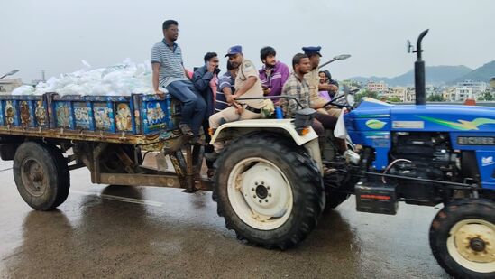 బుధవారం ఉదయం వరద బాధితుల కోసం తాగునీరు తీసుకు వెళుతున్న పోలీసులు