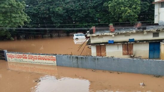 సింగ్‌నగర్‌ ప్రాంతంలో వరద ముంపు తగ్గు ముఖం పట్టినా ఇంకా చాలా ప్రాంతాలు నీటి ముంపులోనే ఉన్నాయి. మాటలకందని ఆస్తినష్టం వాటిల్లింది. చాలా కుటుంబాలు కట్టుబట్టలతో మిగిలారు. వేలాది వాహనాలు నీట మునిగిపోయాయి.&nbsp;