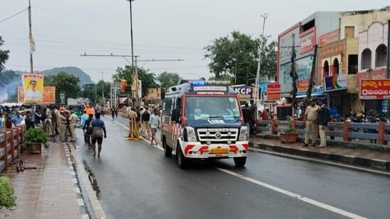 విజయవాడ సింగ్‌నగర్‌ ప్రాంతాన్ని బుడమేరు ముంచెత్తడంతో &nbsp;లక్షలమంది నాలుగో రోజు కూడా ముంపులోనే ఉన్నారు. అత్యవసర పరిస్థితుల్లో ఉన్నవారిని అంబులెన్సుల్లో ఆస్పత్రికి తరలిస్తున్నారుర.&nbsp;