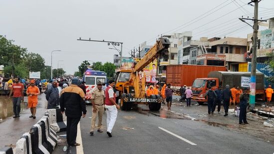 బుడమేరు వరదల కారణంగా పెద్ద ఎత్తున వాహనాలు రోడ్లపై మునిగిపోయాయి. వాటిని తొలగించేందుకు క్రేన్లను సిద్ధం చేస్తున్నారు. మంగళవారం ట్రాక్టర్‌లో మహిళ మృతదేహం లభ్యమైంది. వరదలో చిక్కుకుని మరణించినట్టు గుర్తించారు. &nbsp;అజిత్ సింగ్‌నగర్‌, పాయకాపురం, నందమూరి నగర్, న్యూ రాజరాజేశ్వరిపేట ప్రాంతాల్లో లక్షలాది మంది &nbsp;అల్లాడుతున్నారు.&nbsp;