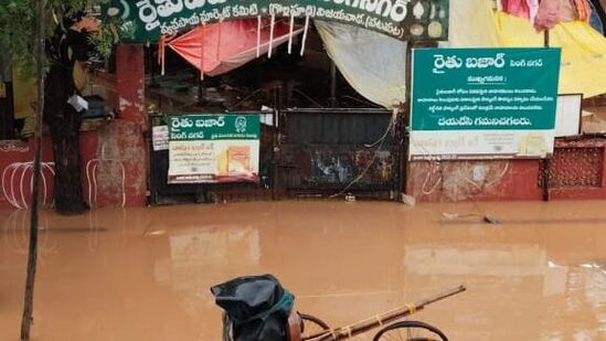 వరద తీవ్రత తగ్గినా ఇంకా &nbsp;ముంపులోనే చాలా ప్రాంతాలు ఉన్నాయి. సింగ్‌నగర్‌లో నీట మునిగిన రైతు బజారు