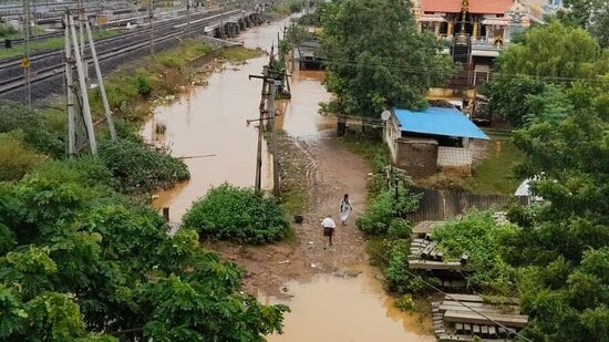 అయోధ్య నగర్‌ వద్ద &nbsp;రైల్వే ట్రాకును తాకుతూ ప్రవహిస్తున్న బుడమేరు.