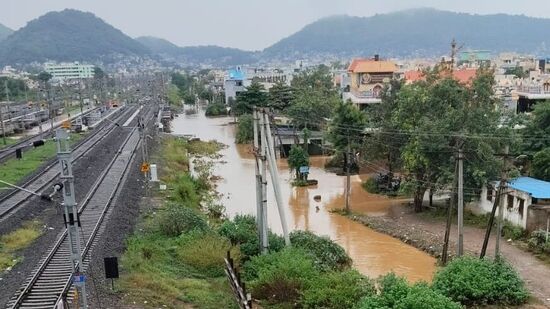 బుడమేరు వరద ప్రవాహాన్ని నగరంలోకి రాకుండా అడ్డుకున్న రైల్వే ట్రాక్