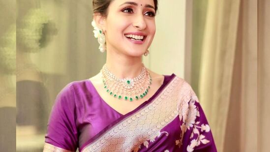 చాలా సింపుల్ బ్లౌజ్ డిజైన్ ఇది. ఆఫీసులకు వెళ్లే వారికి ఇది చాలా హూందాగా అనిపిస్తుంది.