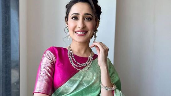 చూడడానికి బోట్ నెక్ ఎంతో హూందాగా ఉంటుంది. ఇది ఎవరికైనా అందంగా అమరుతుంది.