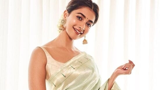 స్లీవ్ లెస్ బ్లౌజులు ఎంతో ట్రెండీగా ఉంటాయి. వర్క్ లేని ప్లెయిన్ బ్లవుజులు ఇలా స్లీవ్ లెస్ కుట్టించుకుంటే బావుంటుంది.