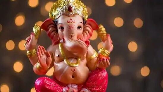 మీరు జీవితంలో పురోగతి సాధించాలనుకుంటే, వినాయక చవితి రోజున వినాయకుడికి కుంకుమ, బియ్యం తిలకం పూయండి. అలాగే వినాయకుని ఈ మంత్రాన్ని&nbsp;11 సార్లు జపించాలి. ఆ మంత్రం ఈ క్రింది విధంగా ఉంది- వక్రతుండ మహాకాయ సూర్యకోటి సమప్రభ నిర్విఘ్న కురు మే దేవ సర్వ కర్వేశు సర్వవాద.