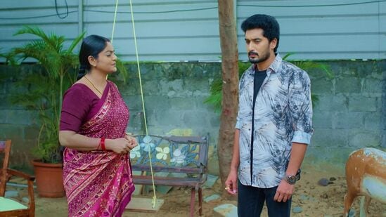 10.98 తో కార్తీక దీపం 2 సీరియ‌ల్ టీఆర్‌పీలో సెకండ్ ప్లేస్‌ను ద‌క్కించుకున్న‌ది.&nbsp;