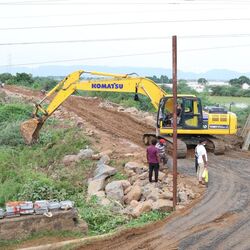 <p>బుడమేరు గండ్లను పూడ్చడానికి &nbsp; ఇప్పటి వరకు 1300 ట్రిప్పుల లోడ్ లారీల రాళ్లను తరలించాారు. దాదాపు 50వేల మెట్రిక్ టన్నుల &nbsp;మట్టిన గండ్లలో పోశారు. అయితే బుడమేరులో ఇప్పటికీ &nbsp;9వేల క్యూసెక్కుల వరద ప్రవాహం కొనసాగుతోంది. దీంతో పనులు పూర్తి చేయడంలో జాప్యం జరుగుతోంది.&nbsp;</p>