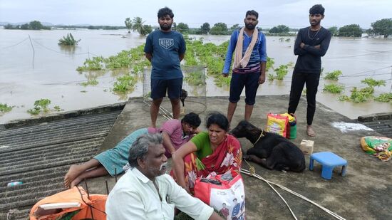 విజయవాడ సమీపంలో వరద బాధితులు