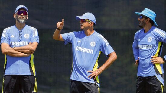 Rahul Dravid: &nbsp;ఐపీఎల్ 2025 మెగా వేలానికి ముందు ఆటగాళ్ల రిటెన్షన్ మొత్తాన్ని లెక్కించడంలో అన్ని ఫ్రాంచైజీలు బిజీగా ఉన్నాయి. రాజస్థాన్ రాయల్స్ కూడా ప్లేయర్స్ రిటెన్షన్ విషయంలో ద్రవిడ్ సాయం కోసం ముందుగానే అతనితో ఒప్పందాన్ని పూర్తి చేసుకుంది.