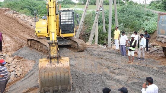 బుడమేరు ప్రవాహానికి పడిన గండ్లను పూడ్చడానికి మూడు రోజులుగా &nbsp;ఇరిగేషన్ అధికారులు తీవ్రంగా శ్రమిస్తున్నారు. గండి పూడ్చడానికి మట్టిని తరలిస్తున్న వాహనాలు బురదలో కూరుకుపోవడంతో పనుల్లో జాప్యం జరిగింది. &nbsp;బుడమేరుకు ఎడమవైపు &nbsp;పడిన గండ్లలో &nbsp;రెండు 60మీటర్ల పొడవుతో ఒకటి 100 మీటర్ల పొడవున ఉంది. ప్రస్తుతం రెండు గండ్లకు మాత్రమే పూడ్చగలిగారు.&nbsp;