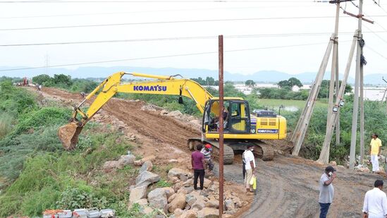 బుడమేరు గండ్లను పూడ్చడానికి &nbsp; ఇప్పటి వరకు 1300 ట్రిప్పుల లోడ్ లారీల రాళ్లను తరలించాారు. దాదాపు 50వేల మెట్రిక్ టన్నుల &nbsp;మట్టిన గండ్లలో పోశారు. అయితే బుడమేరులో ఇప్పటికీ &nbsp;9వేల క్యూసెక్కుల వరద ప్రవాహం కొనసాగుతోంది. దీంతో పనులు పూర్తి చేయడంలో జాప్యం జరుగుతోంది.&nbsp;