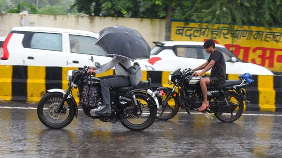 ప్రతి వర్షాకాలంలో ఇక్కడ నీరు నిలవడం నిరంతర సమస్య అని స్థానిక ప్రయాణికులు చెప్పారు. జీఎండీఏ, ఎంసీజీ బృందాలు జలదిగ్బంధంలో చిక్కుకున్న ప్రాంతాలపై దృష్టి సారించాయి.