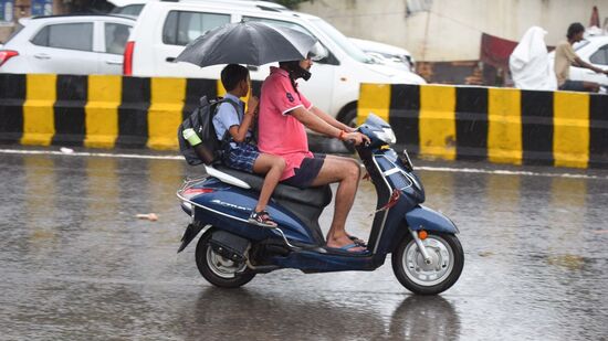 గురుగ్రామ్ లోని సెక్టార్-10 రోడ్డులో వర్షం పడుతున్నా విద్యార్థులు పాఠశాలకు వెళ్తున్నారు. ఢిల్లీ-ఎన్సీఆర్ సమీపంలో రుతుపవనాల ద్రోణి కారణంగా వర్షాలు తీవ్రమయ్యాయని ఐఎండీ అధికారులు పేర్కొన్నారు.