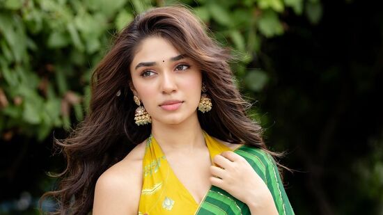 టోవినో థామ‌స్ హీరోగా న‌టిస్తోన్న ఏఆర్ఎమ్ మూవీతో మ‌ల‌యాళంలోకి ఎంట్రీ ఇస్తోంది కృతిశెట్టి. పీరియాడిక‌ల్ యాక్ష‌న్ ఎంట‌ర్‌టైన‌ర్‌గా తెర‌కెక్కుతోన్న ఏఆర్ఎమ్ మూవీ సెప్టెంబ‌ర్ 12న రిలీజ్ కాబోతోంది. ఈ మ‌ల‌యాళం మూవీ ప్ర‌మోష‌న్స్‌తో కృతిశెట్టి బిజీగా ఉంది.&nbsp;
