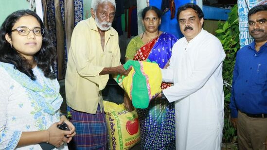 వరద బాధితులకు ప్రభుత్వ సాయాన్ని అందిస్తున్న మంత్రి నాదెండ్ల, కమిషనర్ వీరపాండియన్