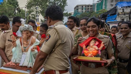 ఘట్కోపర్ పోలీస్ స్టేషనవ్​కి చెందిన పోలీసు అధికారులు శుక్రవారం వినాయకుడి విగ్రహాన్ని ముంబైలోని పోలీస్ స్టేషన్​కి తీసుకెళ్లారు.