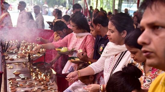 గువాహటి లతాషిల్​లోని గణేష్ మందిర్​లో శనివారం వినాయక చవితిని పురస్కరించుకుని భక్తులు మట్టి దీపాలు వెలిగించారు.&nbsp;