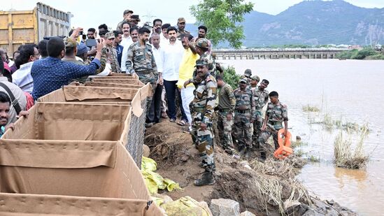 బెజవాడను ముంచెత్తిన బుడమేరు గండ్లను ఆర్మీ సాయంతో శనివారం మధ్యాహ్నం పూడ్చగలిగారు. 